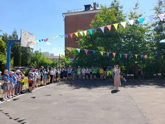 Идём дорогой трудной мы в город Изумрудный