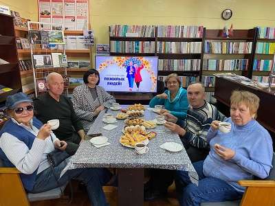 Нас старость дома не застанет