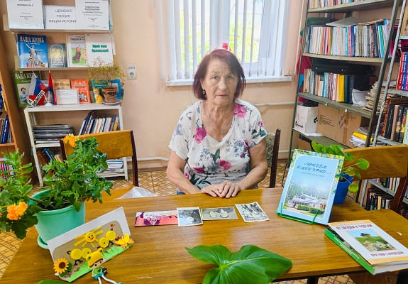 Многодетная мама с книгой по жизни