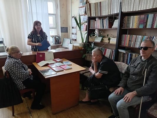 А в небе городов сияет праздничный салют