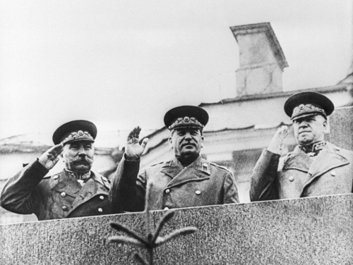 Маршал Советского Союза Семен Буденный, Верховный главнокомандующий ВС СССР Иосиф Сталин и Маршал Советского Союза Георгий Жуков  на трибуне Мавзолея Ленина.
