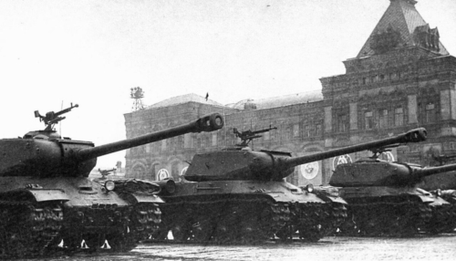 Тяжелые танки ИС-2 проходят по Красной площади во время парада в честь Победы 24 июня 1945 года